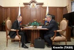 Владимир Путин (слева) и Игорь Сечин, февраль 2020 года, Москва