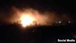 Огонь, предположительно от обстрела блокпоста близ Мариуполя. 6 сентября 2014 года.