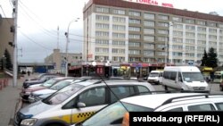 Прывакзальная плошча ў Гомелі: таксоўкі і машыны нелегалаў стаяць побач