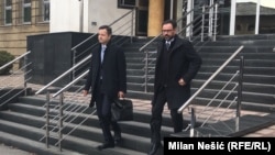 Branko Lazarević (desno), nakon presude, izlazi iz zgrade suda u pratnji advokata