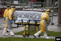 Испанские медики перевозят женщину с подозрением на заболевание лихорадкой Эбола. Мадрид, осень 2015 года