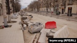 Перекрытая на время строительных работ четная полоса улицы Большой Морской в Севастополе, март 2020 года