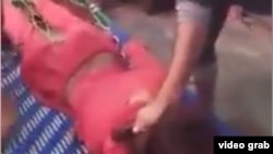 Мужчины избивают трансгендера в Пакистане. Кадр из видеоролика.