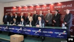 21 decembrie 2015. 14 deputați PCRM anunță că părăsesc Partidul Comuniștilor