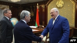 Мулоқоти Александ Лукашенко, раисҷумури Белорус бо Ҷон Коул, фиристодаи вижаи Амрико.