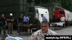 Куч ишлатар идоралари юлғичлигидан зада бўлган ўшликлардан бири Ўш шаҳар коменданти Курсан Асановга пора берганини иддао қилди.