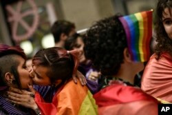 Homosexualitatea nu mai este incriminată în România din 2001, dar cuplurile de același sex nu pot să se căsătorească sau să se alăture uniunii civile, iar persoanele transsexuale nu pot schimba sexul din actul de identitate.
