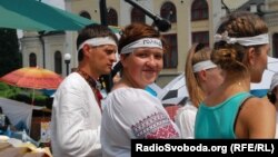 Учасники голодування на брифінгу біля Українського дому в Києві