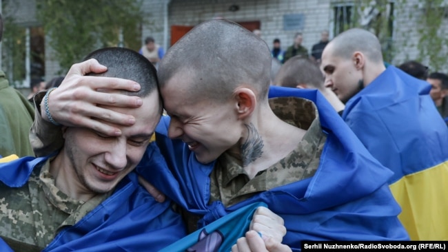Великий обмін перед Великоднем: емоції, сльози та обійми (фоторепортаж) Великий обмін перед Великоднем: емоції, сльози та обійми (фоторепортаж)