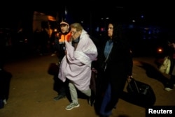 Pasagjerët duke u larguar nga vendi i ngjarjes pas aksidentit të dy trenave në Spanjë. 18 janar 2026.