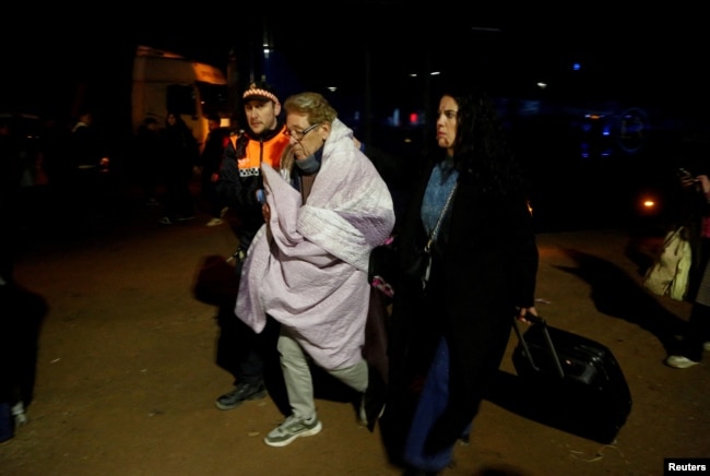 Pasagjerët duke u larguar nga vendi i ngjarjes pas aksidentit të dy trenave në Spanjë. 18 janar 2026.