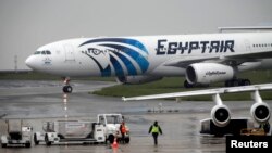 Інший літак компанії EgyptAir на летовищі в Парижі, 19 травня 1016 року