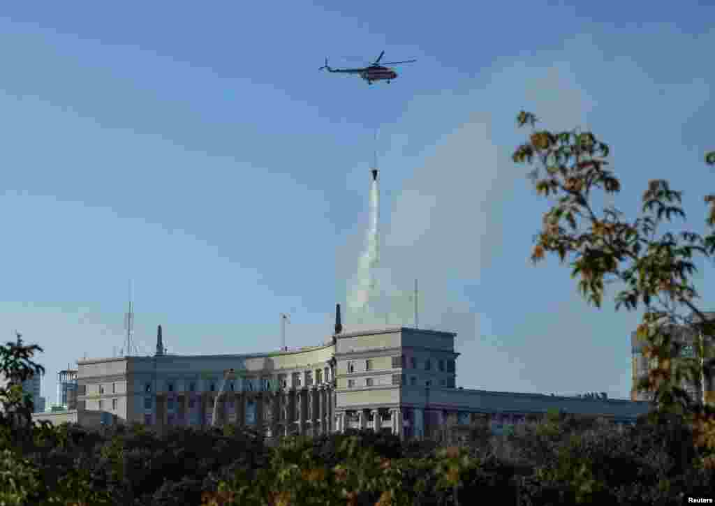 Воду також скидали з гвинтокрилу