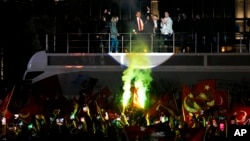 Мэр Стамбула и кандидат от Республиканской народной партии (РНП) Экрем Имамоглу (в центре на балконе мэрии города) обращается к своим сторонникам. Раннее утро 1 апреля 2024 года