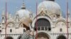 Туристка на площада "Сан Марко" във Венеция. Туризмът ще пострада силно от ограниченията