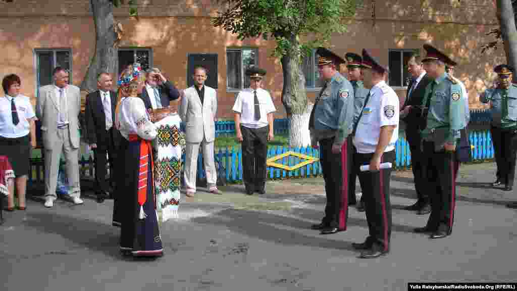 Працівники зустрічають керівника Державної пенітенціарної служби України Олександра Лісіцкова хлібом-сіллю