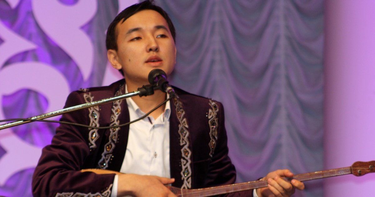 Әнші Максимнің кеудесі