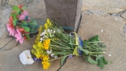 Квіти з жовто-блакитною стрічкою, які Олег приніс на місце падіня МН17 у річницю збиття літака в 2017 році
