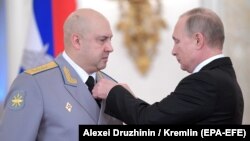 Vladimir Putin îl decorează pe colonel-generalul Sergei Surovikin în timpul ceremoniei de acordare a medaliilor de stat de la Kremlin, pentru merite deosebite în războiul din Siria, pe 28 decembrie 2017.