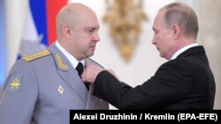 Vlagyimir Putyin orosz elnök (jobbra) kitünteti Szergej Szurovikin vezérezredest (balra) a Kremlben tartott ünnepségen, amelyen állami kitüntetéseket adtak át a Szíriában harcoló orosz katonáknak 2017 decemberében