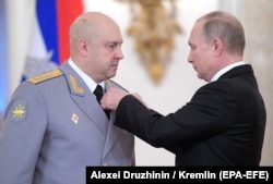 Putin awards Surovikin (left) for his command of Russian troops in Syria in 2017.