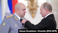 Путін (праворуч) нагороджує Суровікіна серед інших російських військовослужбовців за «досягнення» під час війни у Сирії. Фото: Москва, 28 грудня 2017 року