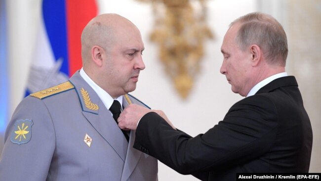 Президентът Путин лично награждава генерала на церемония в Кремъл