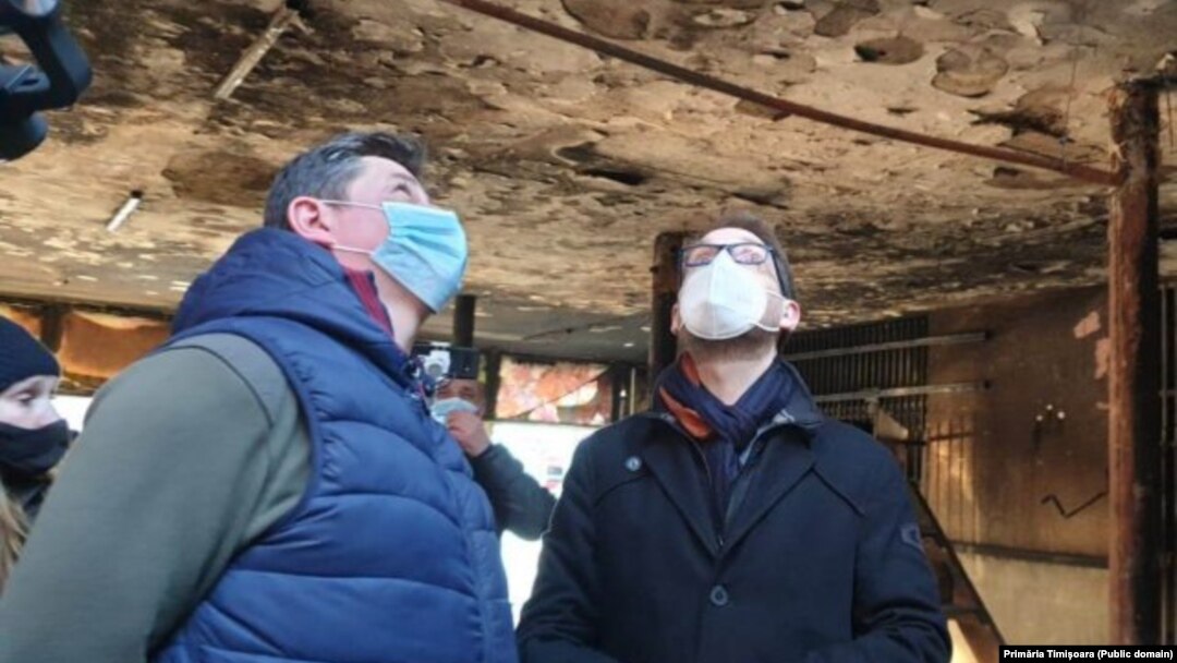 Incendiul din hala de flori a Pieței 700 din centrul Timișoarei i-a oferit lui Dominic Fritz (dreapta) prilejul de a-l demite pe Ion Nasleu.