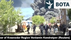 Pasojat e një sulmi me dron ukrainas që shkaktoi zjarr në një rafineri nafte në rajonin Krasnodar të Rusisë më 28 prill.