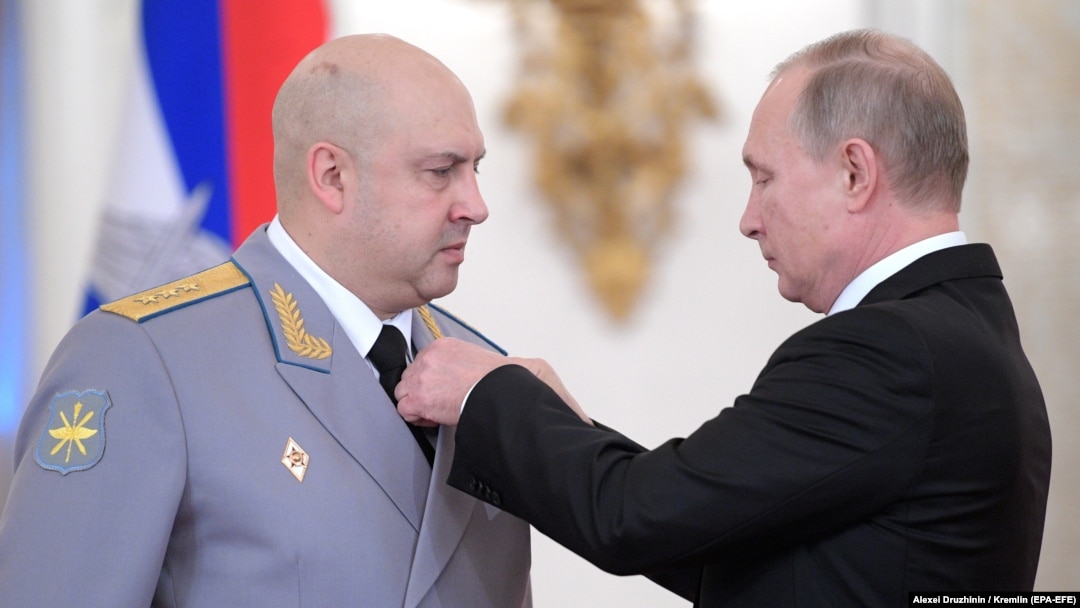 Vladimir Putin îl decorează pe colonel-generalul Sergei Surovikin în timpul ceremoniei de acordare a medaliilor de stat de la Kremlin, pentru merite deosebite în războiul din Siria, pe 28 decembrie 2017.