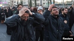 Iranieni ieșiți în stradă la Teheran pe 1 martie, după anunțul că ayatollahul Ali Khamenei a fost ucis în lovituri israeliene și americane din ziua precedentă