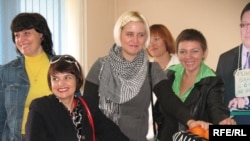 «Республика» газетінің қызметкерлері сот залында. Алматы, 9 қыркүйек 2009 жыл.