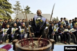 Один из последних остававшихся в живых свидетелей Нанкинской резни на траурной церемонии в 2013 году