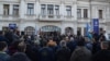 Radnici fabrike Zastava oružje tokom štrajka ispred zgrade uprave u Kragujevcu, 31. januar 2018. 