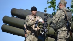 Украинские артиллеристы возле реактивной системы залпового огня 9П140 «Ураган»