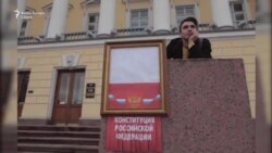 „Constituia pe cale de dispariție”? Tânărul Banksy al Rusiei despre acțiunea desfășurată în Piața Senatului din Sankt Petersburg