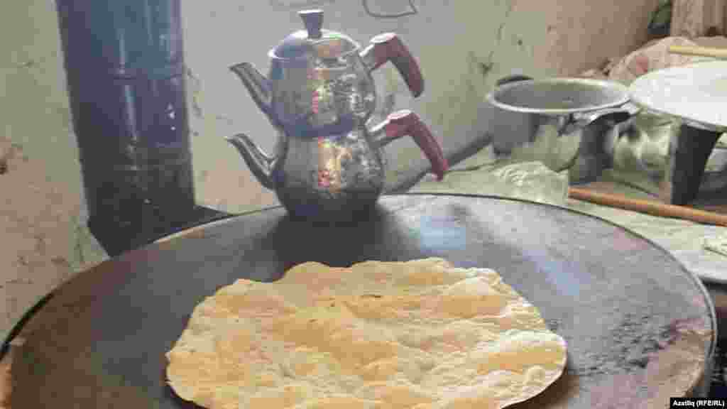 Юканы мичкә утын ягып пешерәләр