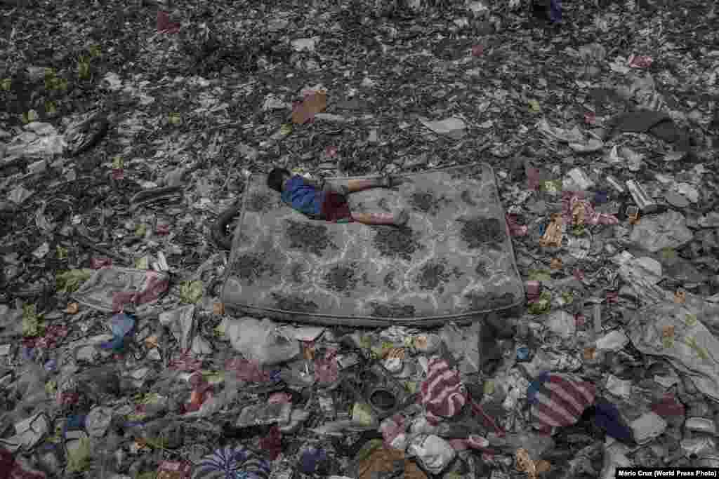 Ребенок на&nbsp;реке Пасиг в&nbsp;Маниле, Филиппины, октябрь 2018&nbsp;года. Мальчик занимается сбором мусора, который можно сдать на&nbsp;переработку.&nbsp; World Press Photo, номинация &laquo;Окружающая среда&raquo;, третий приз, фотограф&nbsp;&mdash; Марио Крус
