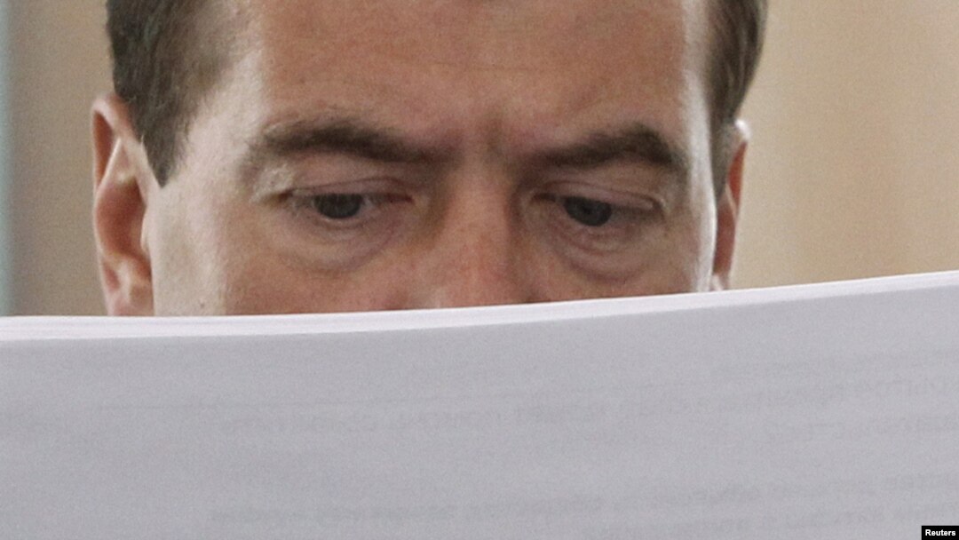 Президенти вақти Русия Дмитрий Медведев, ҳини мутолиаи санадҳо, қабл аз як нишаст роҷеъ ба фасод ва ришвахорӣ миёни мансабдорони рус дар моҳи марти соли 2012. Акс аз бойгонӣ.