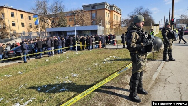 Ispred Suda BiH su i jedinice MUP-a Kantona Sarajevo.