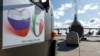 Російські військовослужбовці завантажують медичне обладнання та спеціальні засоби дезінфекції в вантажні літаки, відправляючи поставки в Італію, уражену спалахом коронавірусу (COVID-19), на військовому аеродромі в Московській області