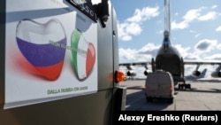Російські військові завантажують обладнання й засоби дезінфекції у вантажні літаки для відправки в Італію, 22 березня 2020 року