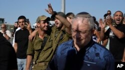 Un grup de extremiști de dreapta a protestat lângă baza militară Sde Teiman și într-o sală de tribunal, în favoarea dreptului soldaților de a abuza prisonierii palestinieni.