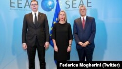 Federica Mogherini, președintele kosovar Hashim Thaci și cel sârb Aleksandar Vucic la o întîlnire mediată de UE 