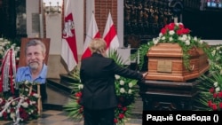 Іна Кулей каля труны Аляксандра Мілінкевіча, 22 жніўня 2026 года.