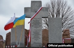 Мемориал на месте массового убийства поляков в Гуте-Пеняцкой во время Второй мировой войны, в котором принимали участие отдельные члены УПА