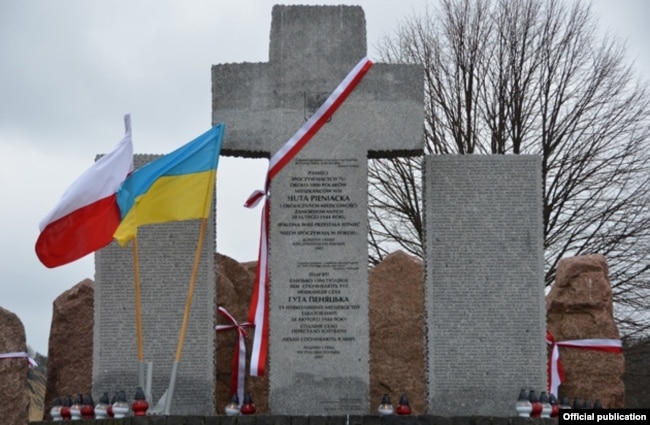 Memorial në vendin e masakrës së polakëve në Guta-Pienyatskaya gjatë Luftës së Dytë Botërore, në të cilën morën pjesë anëtarë individualë të UPA