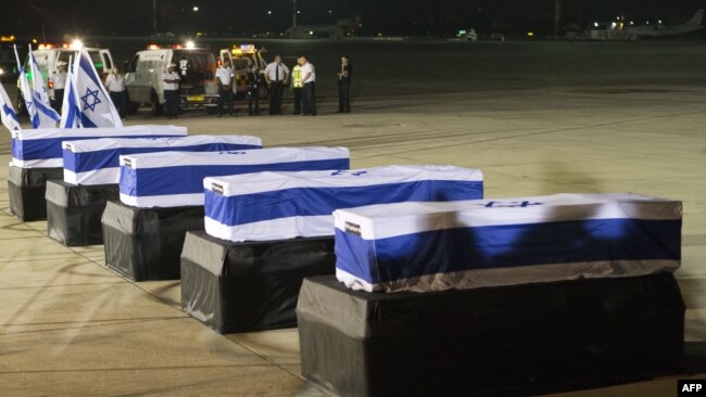 Телата на израелските жертви при пристигането им в Тел Авив