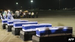 Sicriele celor cinci israelieni morți în atacul terorist care a avut loc pe aeroportul Sarafovo, Burgas