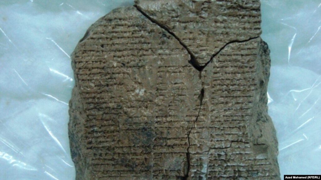 نمایی از لوح حماسه گیلگمش که ۳۰ سال پیش از یکی از موزه‌های بغداد به سرقت رفت.
